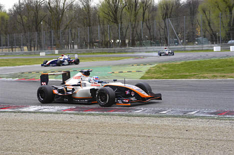 Kasper Andersen med nummer 32 viste fornem kørsel gennem den første chikane efter langsiden på Monza, da Formula Masters kørerne i påsken tog hul på sæsonen med en test på den hurtige bane ved Milano.